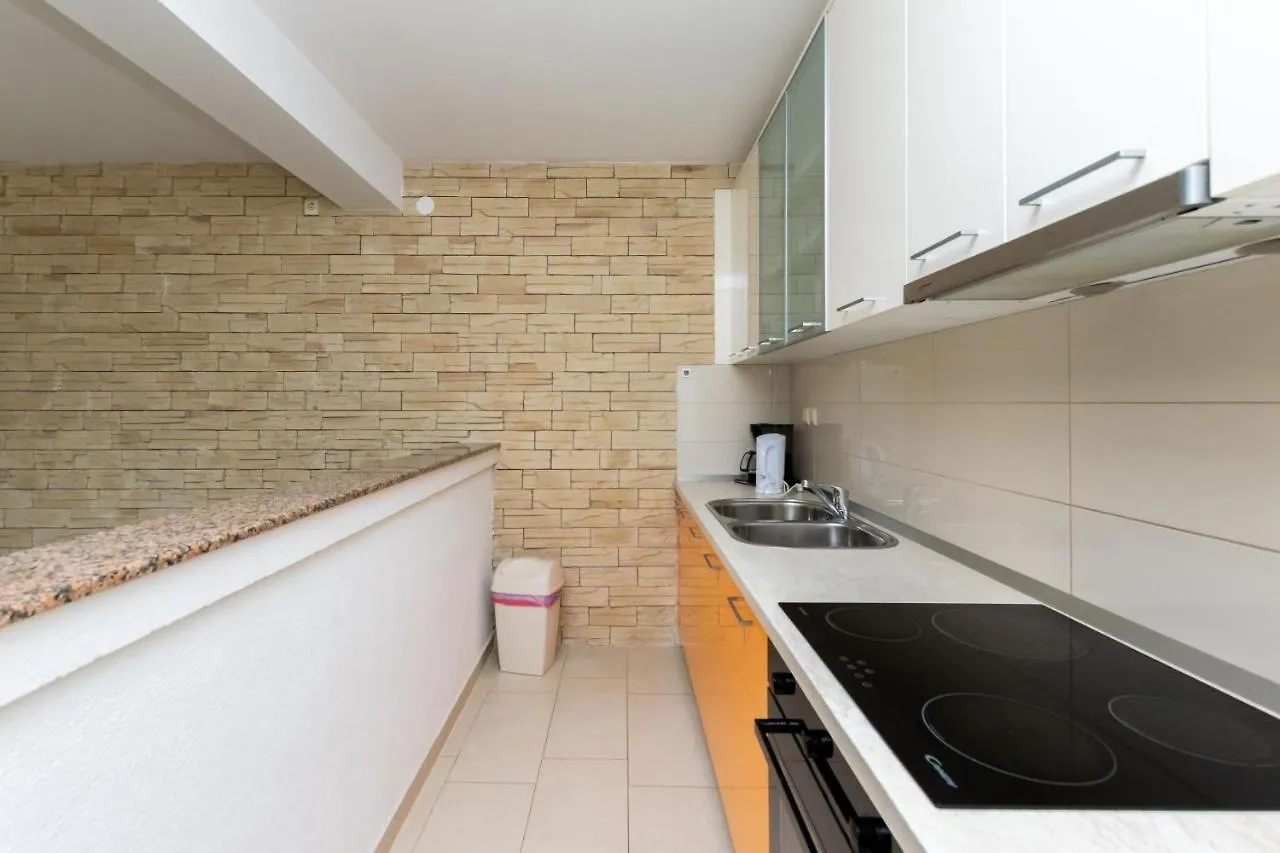 Apartments Mario Lopar 0*,